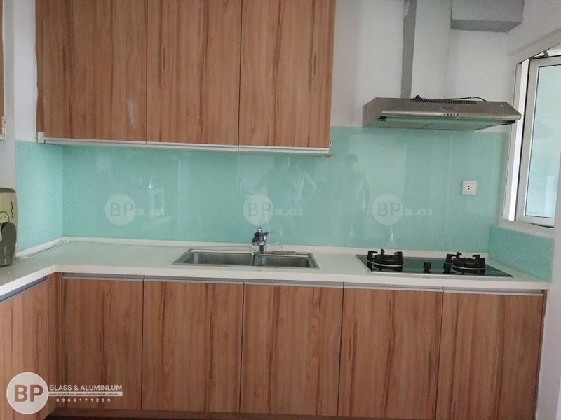 lắp kính bếp, kính màu ốp tường bếp nhà anh Hải Thạch bàn long biên